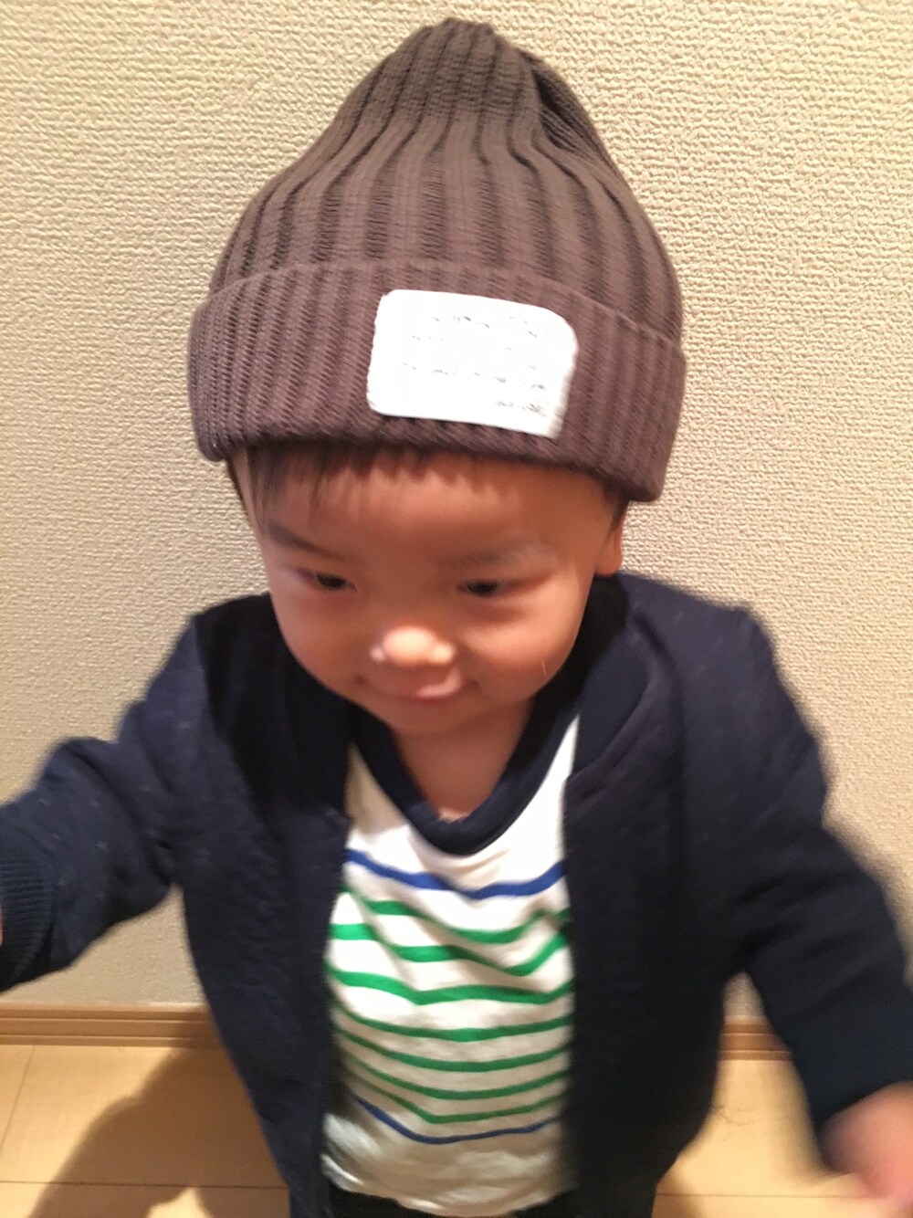 「しまむらのアイテム（ニットキャップ/ビーニー、ブラウン系）」を使った、SHO-MAさん（キッズ・70cm）の冬コーディネートの1枚目の写真