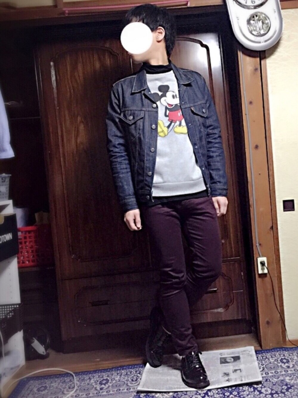 ブルー系のデニムジャケット、グレー系のスウェット、ブラック系のTシャツ/カットソーを着用したメンズの冬コーディネートの1枚目の写真