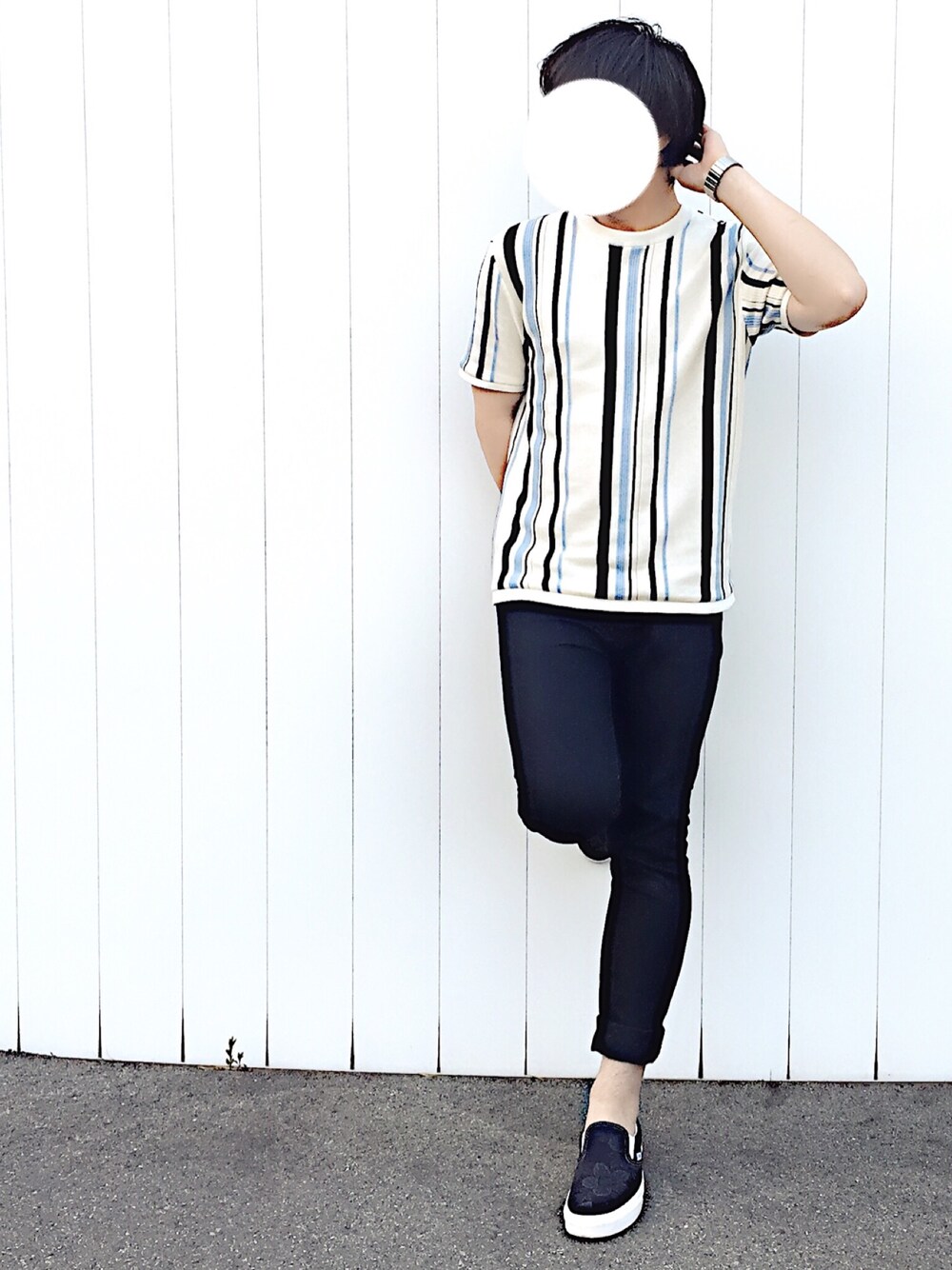 ホワイト系のTシャツ/カットソー、ブラック系のデニムパンツ、ブラック系のスリッポンを着用したメンズの夏コーディネートの1枚目の写真