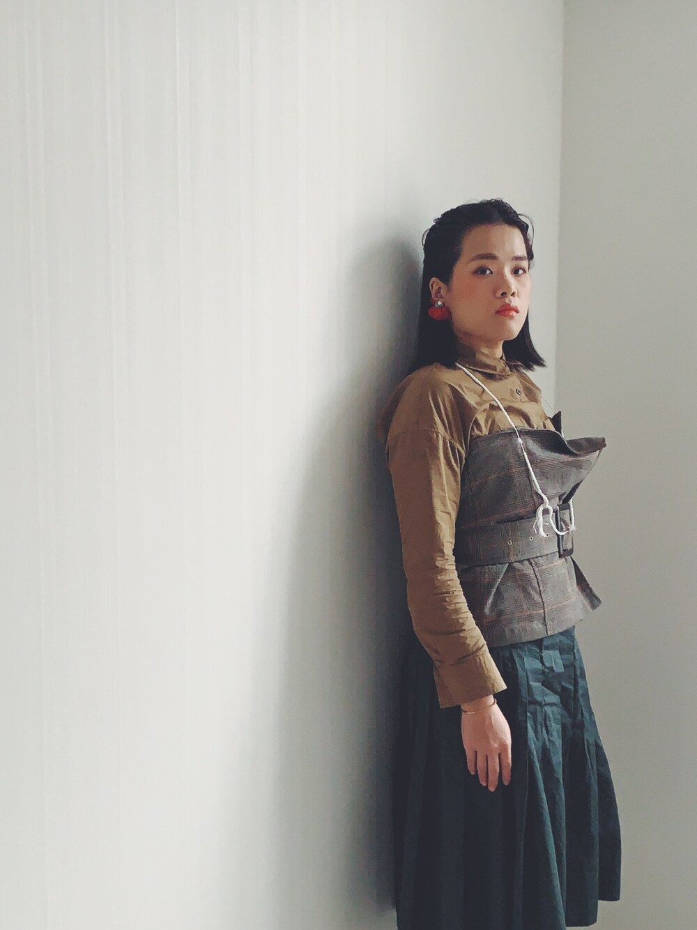 「earthtone」｜「UNIQLOのアイテム（シャツ/ブラウス、ベージュ系）」を使った、i am Macy さん（レディース・160cm）の春コーディネートの1枚目の写真