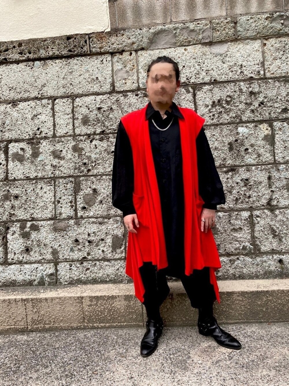 ブラック系のシャツ/ブラウス、レッド系のベスト、ブラック系のチノパンツを着用したメンズの秋コーディネートの1枚目の写真