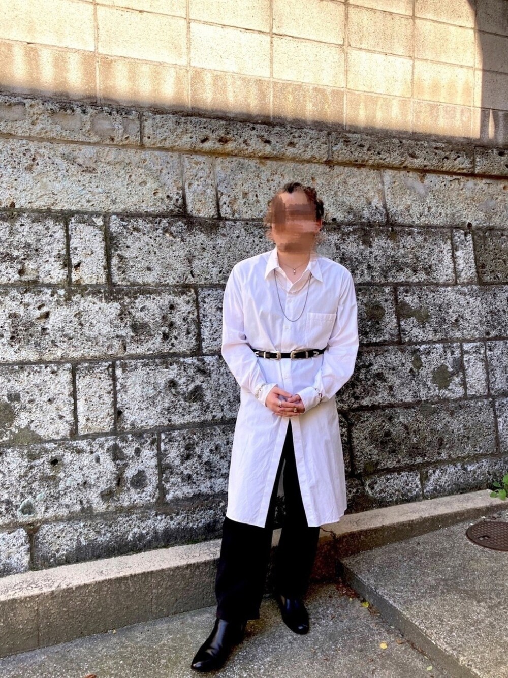ホワイト系のシャツ/ブラウス、ブラック系のチノパンツ、ブラック系のブーツを着用したメンズの秋コーディネートの1枚目の写真