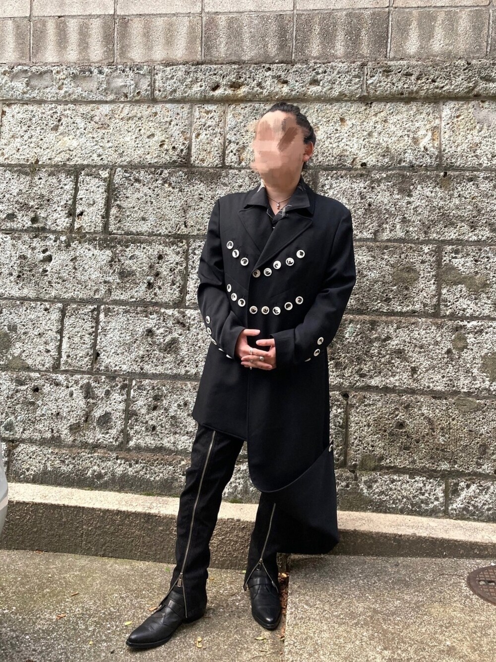 ブラック系のシャツ/ブラウス、ブラック系のその他アウター、ブラック系のデニムパンツを着用したメンズの秋コーディネートの1枚目の写真