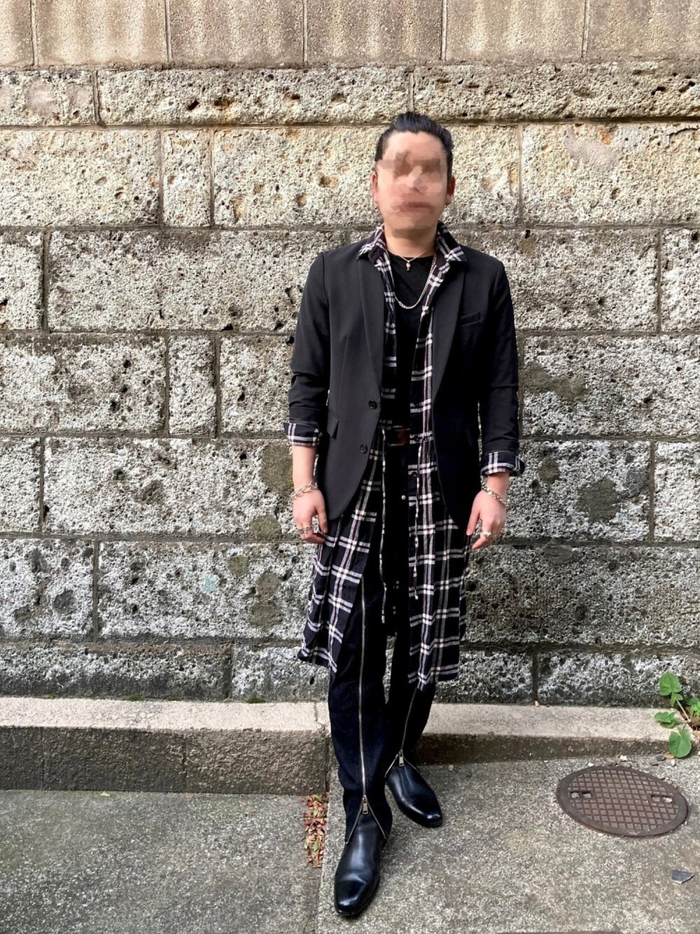 ブラック系のTシャツ/カットソー、ブラック系のその他トップス、ブラック系のテーラードジャケットを着用したメンズの秋コーディネートの1枚目の写真