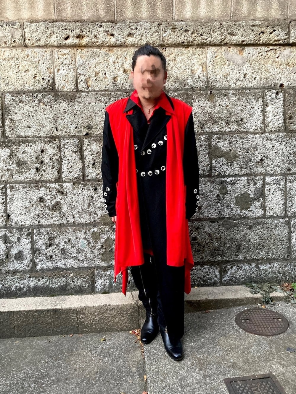 レッド系のシャツ/ブラウス、ブラック系のその他アウター、レッド系のベストを着用したメンズの冬コーディネートの1枚目の写真
