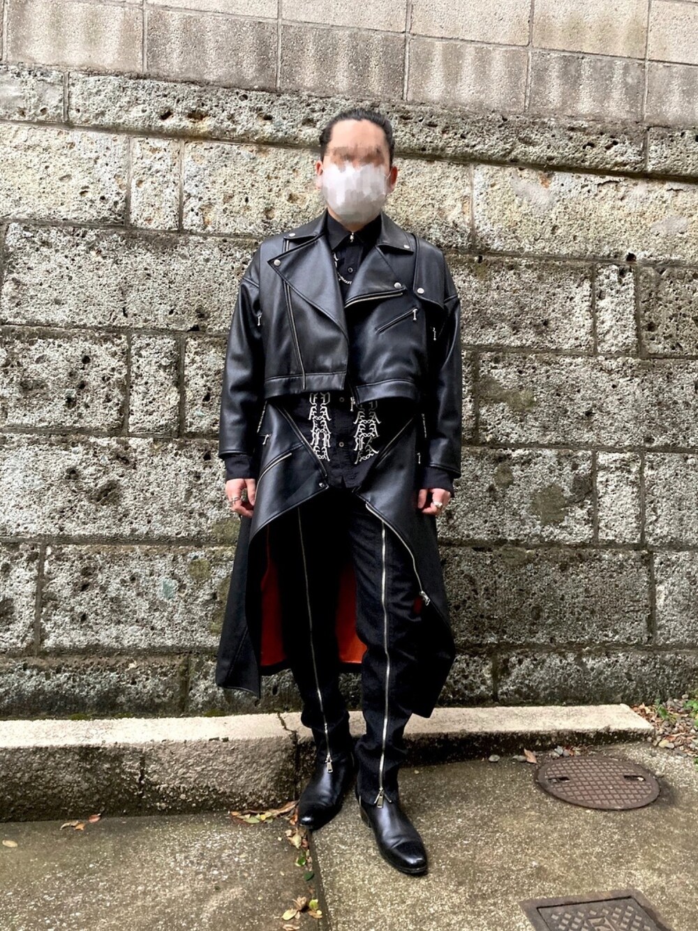 ブラック系のシャツ/ブラウス、ブラック系のライダースジャケット、ブラック系のデニムパンツを着用したメンズの冬コーディネートの1枚目の写真