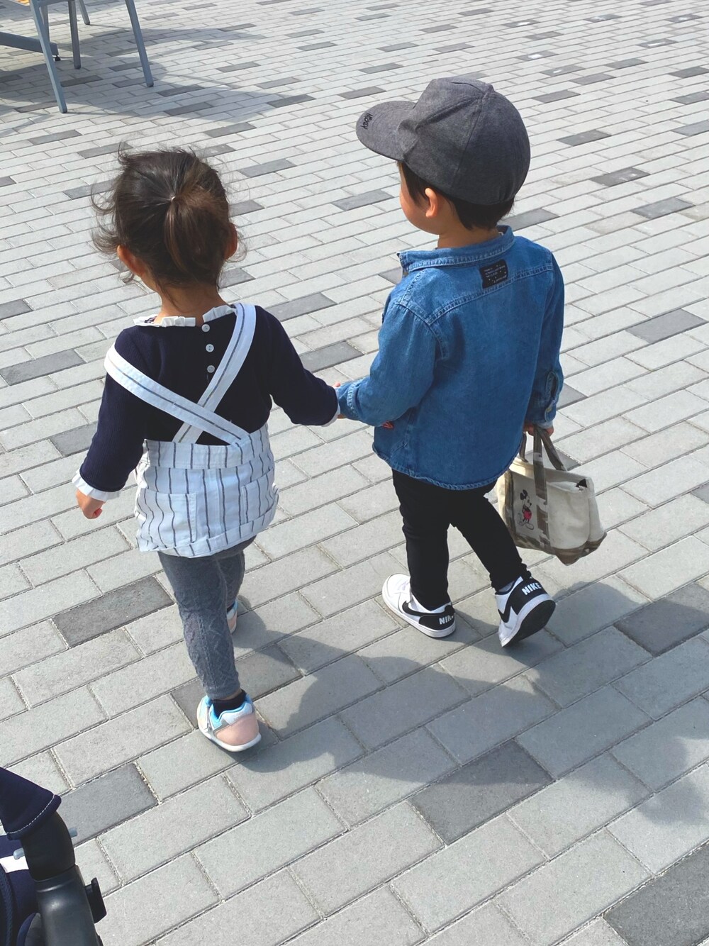 「おんなのこコーデ、キッズコーデ、おしゃれさんと繋がりたい、むすめ服」｜「西松屋のアイテム（ジャンパースカート、ホワイト系）」を使った、こもちあさん（キッズ・90cm）の冬コーディネートの1枚目の写真
