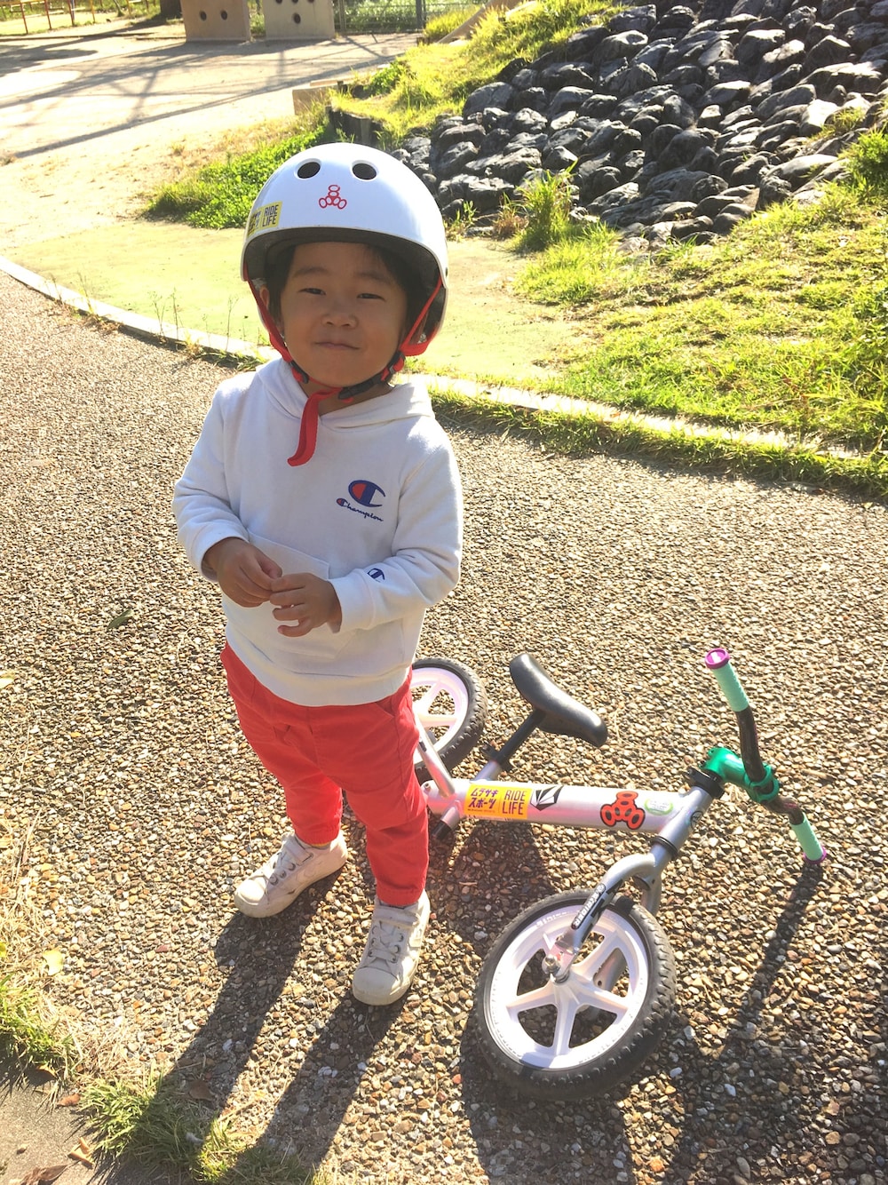 「キッズコーデ、公園コーデ、秋コーデ、男の子、ストライダー、カーゴパンツ、スウェット、パーカー、赤、赤×白」｜「Championのアイテム（スウェット、ホワイト系）」を使った、KANAYOさん（キッズ・90cm）の秋コーディネートの1枚目の写真