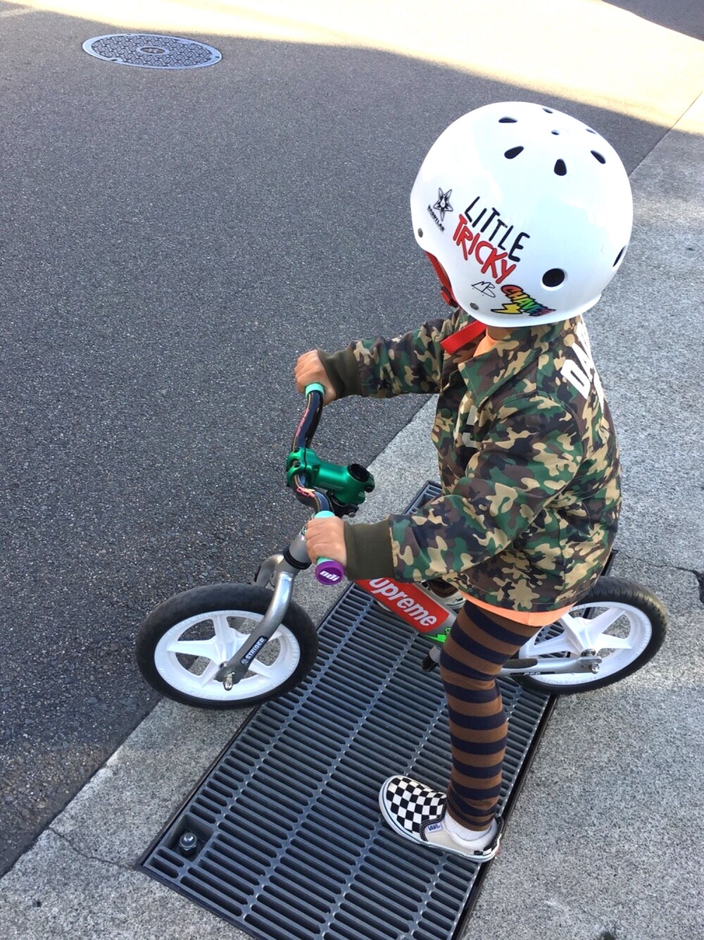 「キッズコーデ、秋のコーデ、男の子、ストライダー、VANS、ユニクロ、ボーダー、迷彩、コーチジャケット、スニーカー」｜「daddyohdaddyのアイテム（ジャケット/アウター、グリーン系）」を使った、KANAYOさん（キッズ・90cm）の秋コーディネートの1枚目の写真