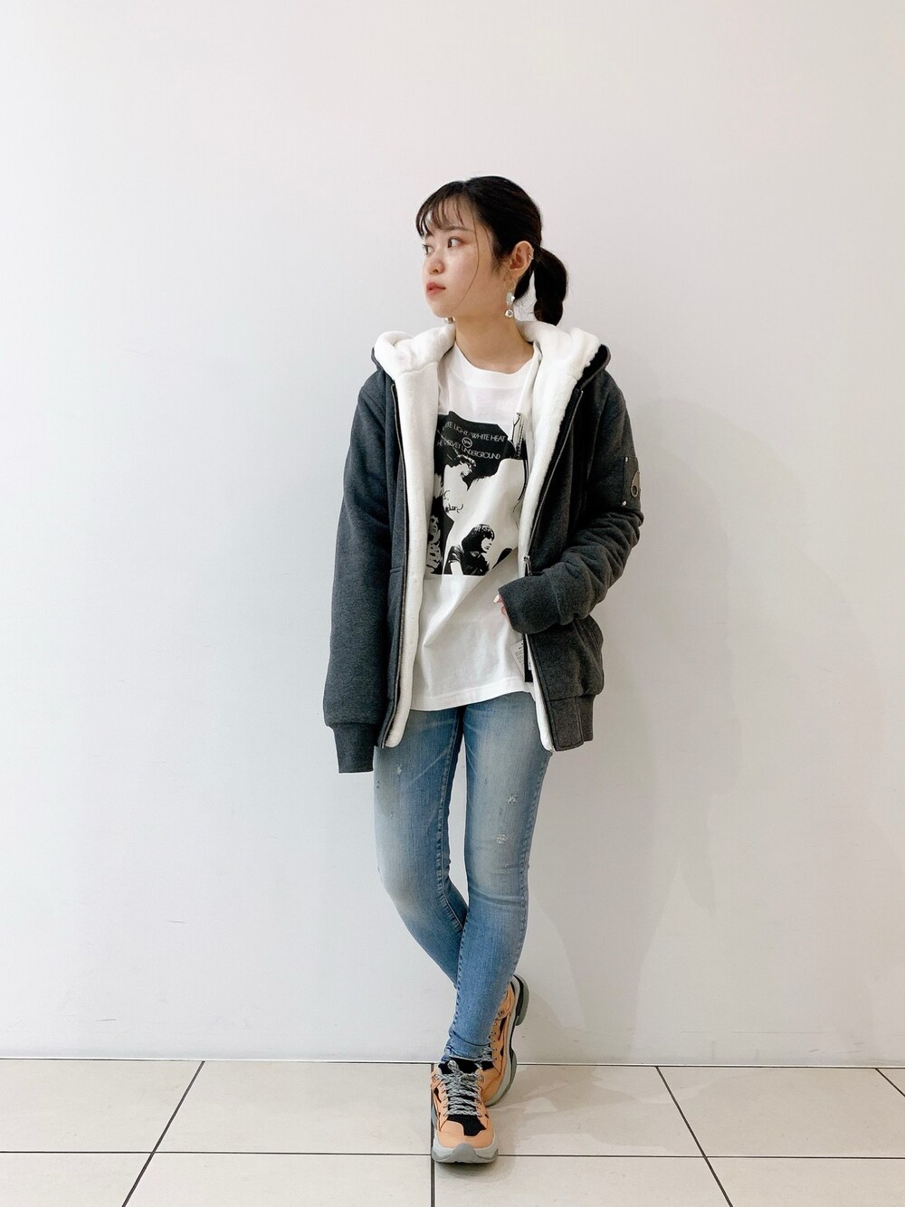 「スニーカー、ボア、デニムパンツ、ボアジャケット、ootd、スキニーデニム、カジュアルコーデ、オトナ女子、ファッションの力を信じよう、MOOSE KNUCKLES」｜「MOOSE KNUCKLESのMOOSE KNUCKLES（ムースナックルズ）HER BUNNY / ファーパーカ―（ブルゾン、グレー系）」を使った、ISAさん（レディース・160cm）の秋コーディネートの1枚目の写真