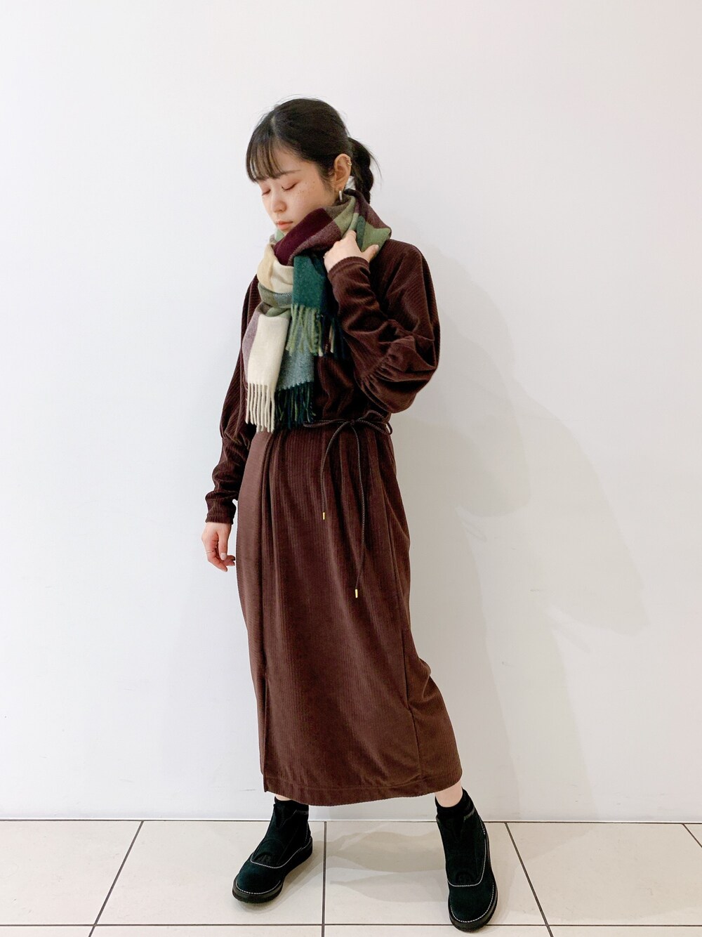 「ブーツ、ブラウン、スニーカーブーツ、クリスマス、大人女子、ロングワンピース、カジュアルコーデ、オトナカジュアル、ボリューム袖、ファッションの力を信じよう」｜「HOLZWEILERのHOLZWEILER（ホルツワイラー）マフラー（ストール/ショール、グリーン系）」を使った、ISAさん（レディース・160cm）の秋コーディネートの1枚目の写真