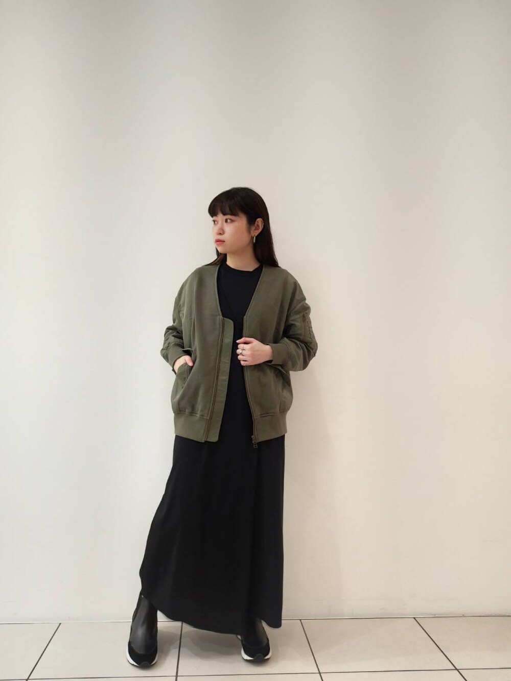「大人コーデ、カジュアルコーデ、オトナカジュアル、きれいめカジュアル、ラクチンコーデ、ootd、ワンピース、ワンピース×スニーカー、サイドゴアブーツ、ロングワンピース」｜「IJIIT&Co.のIJIIT&Co. (イジットアンドコー)  別注ノーカラーMA1ジャケット/ 5213J35030（MA-1、グリーン系）」を使った、ISAさん（レディース・160cm）の夏コーディネートの1枚目の写真