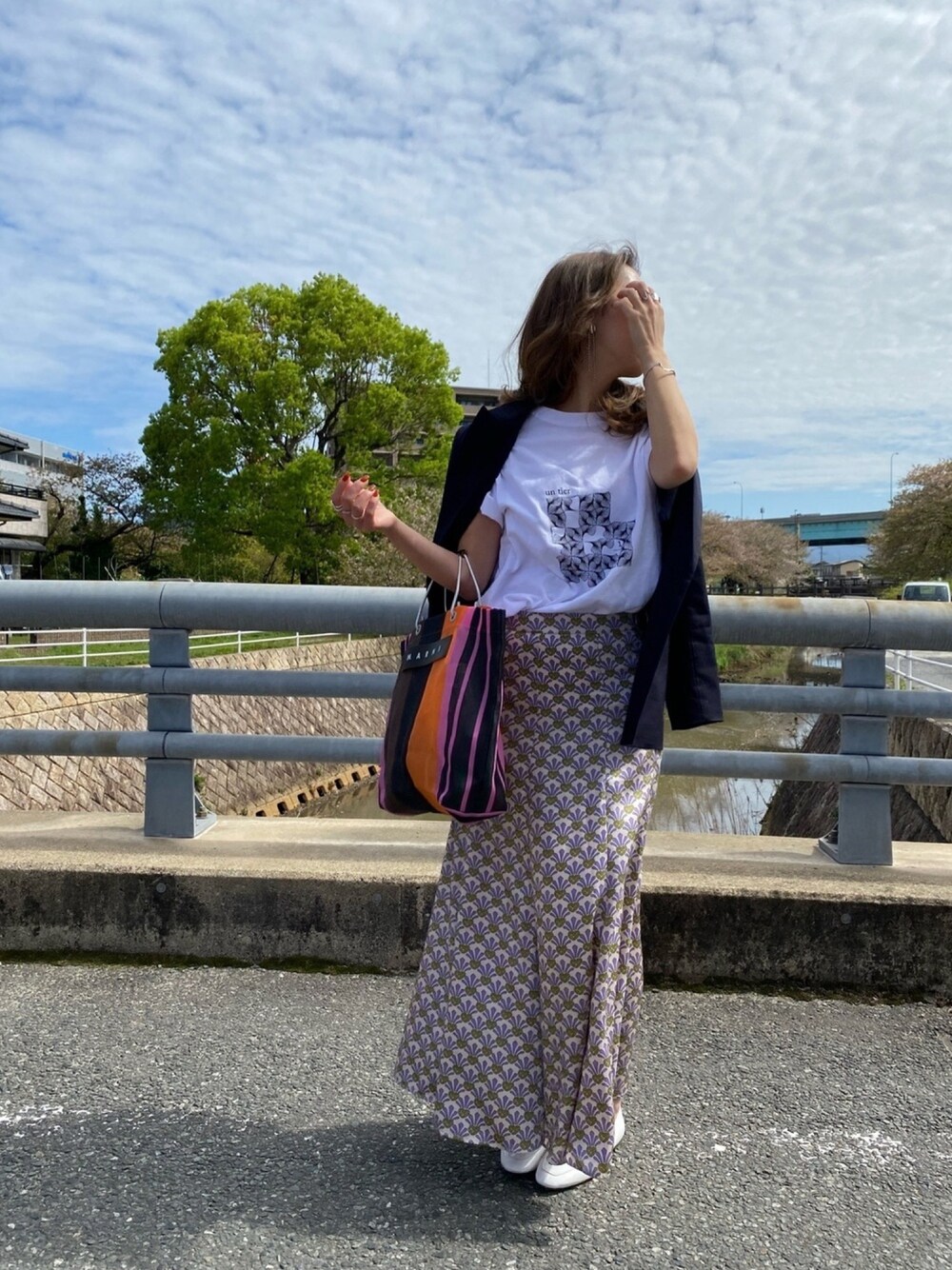 「きれいめカジュアル、ラクチンコーデ、春服、ジャケットスタイル、ジャケットコーデ、ジャケット×Tシャツ、ファッションの力を信じよう、お洒落さんとつながりたい、ロングスカート」｜「untierのアイテム（Tシャツ/カットソー、ホワイト系）」を使った、shiosanbさん（レディース・157cm）の春コーディネートの1枚目の写真