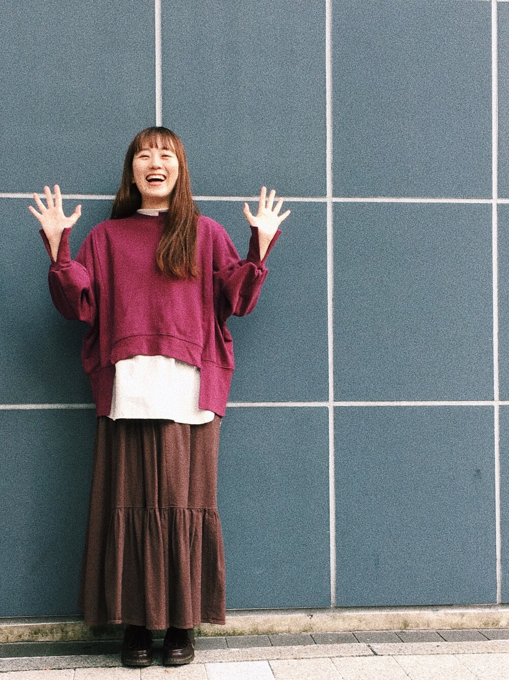 パープル系のスウェット、ブラウン系のスカート、ブラウン系のドレスシューズを着用したレディースの秋コーディネートの1枚目の写真