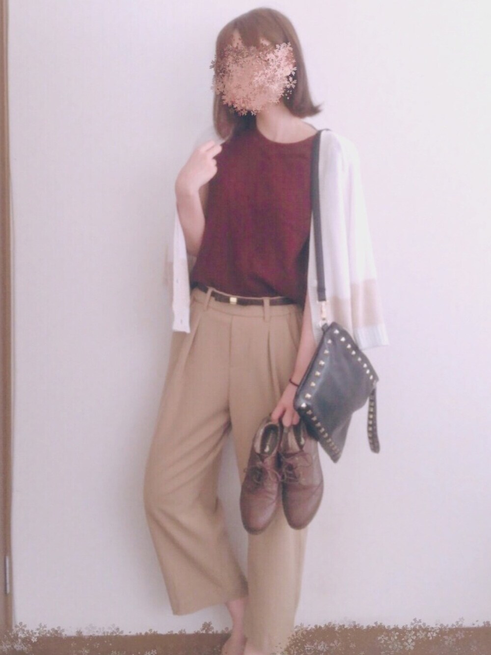 ブラウン系のタンクトップ、ホワイト系のジャケット/アウター、ブラック系のショルダーバッグを着用したレディースの秋コーディネートの1枚目の写真