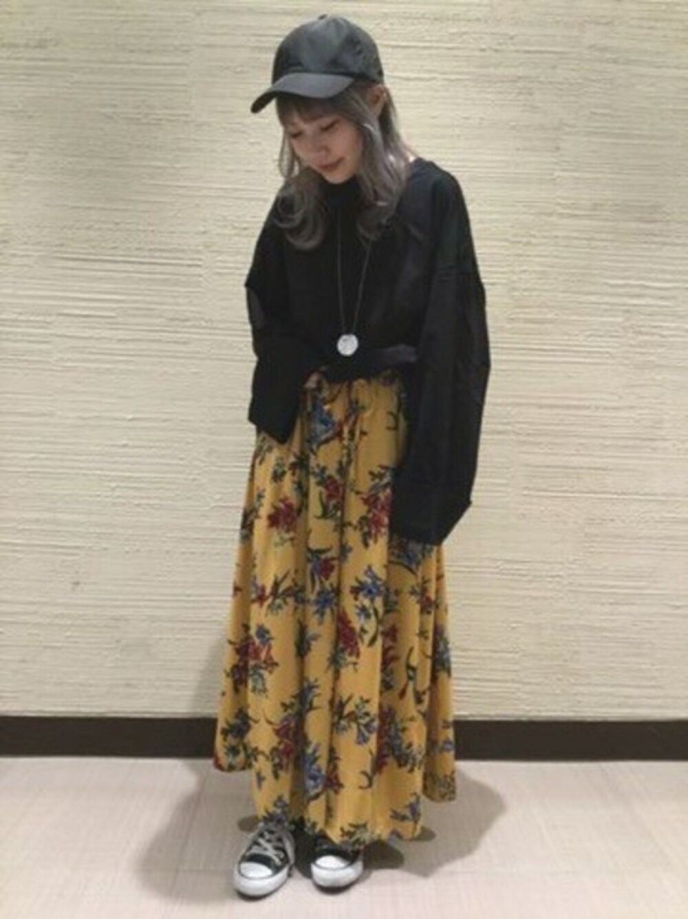「スニーカー、カジュアル、キャップ、花柄、JEANASiS、ジーナシス、ワイドパンツ、ハナガラ」｜「JEANASISのフラワーワイドパンツ/753118（その他パンツ、イエロー系）」を使った、jeanasisさん（レディース・152cm）の春コーディネートの1枚目の写真