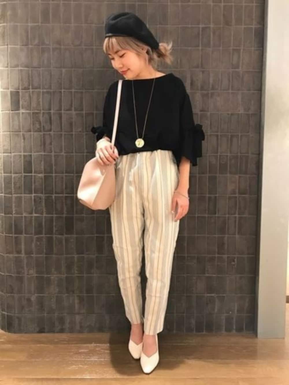 「テーパードパンツ、パンプス、JEANASiS、ストライプ、ジーナシス、ストライプパンツ、春コーデ、オトナカジュアル」｜「JEANASISのリボンラッフルプルオーバーSS/752231（Tシャツ/カットソー、ブラック系）」を使った、jeanasisさん（レディース・152cm）の春コーディネートの1枚目の写真