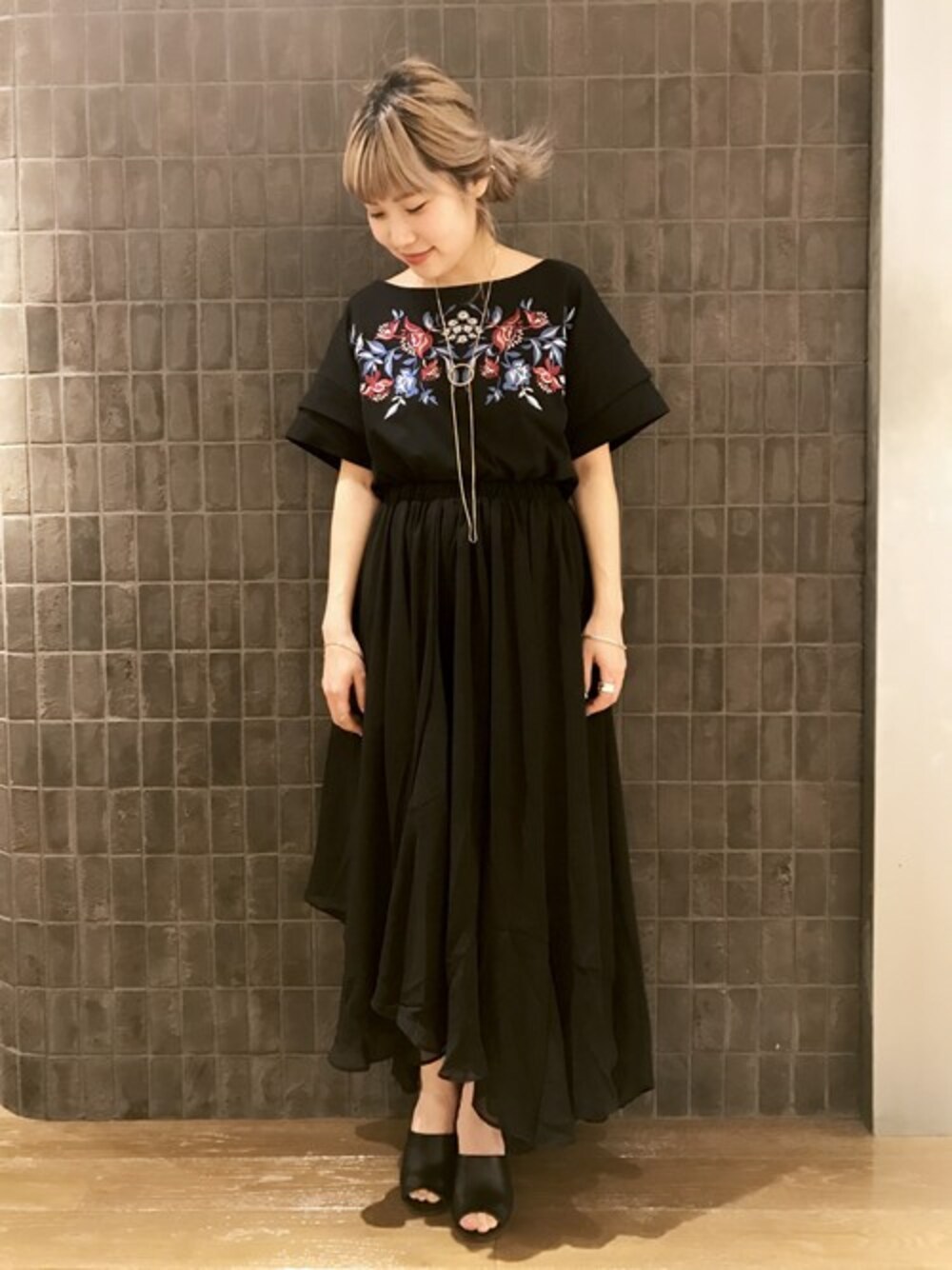 「ブラック、刺繍、オールブラック、JEANASiS、春コーデ」｜「JEANASISのハナシシュウSS/757552（Tシャツ/カットソー、ブラック系）」を使った、jeanasisさん（レディース・152cm）の春コーディネートの1枚目の写真