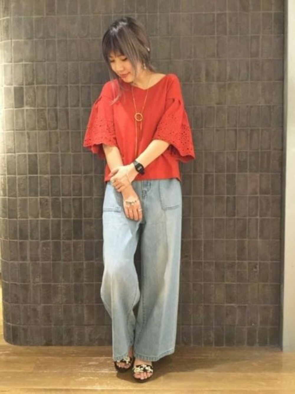 「デニム、レッド、JEANASiS、レース、ジーナシス、ワイドパンツ、夏コーデ、カットワークレース」｜「JEANASISのカットワークシシュウTEE/762019（Tシャツ/カットソー、レッド系）」を使った、jeanasisさん（レディース・152cm）の夏コーディネートの1枚目の写真