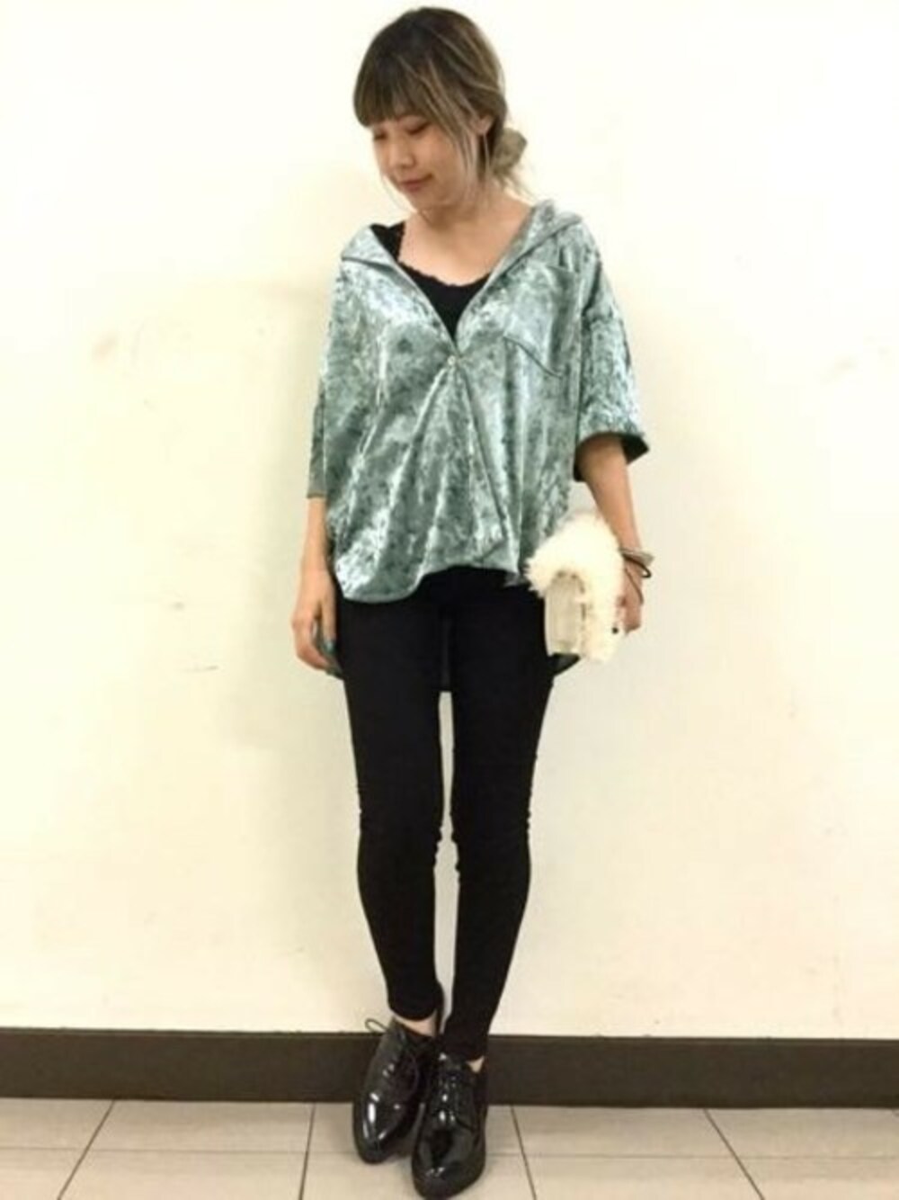 「JEANASiS、ジーナシス、ベロア、ファー小物、スキニーデニム、マニッシュシューズ、開襟シャツ」｜「JEANASISのベロアカイキンSS/767348（シャツ/ブラウス、グリーン系）」を使った、jeanasisさん（レディース・152cm）の夏コーディネートの1枚目の写真
