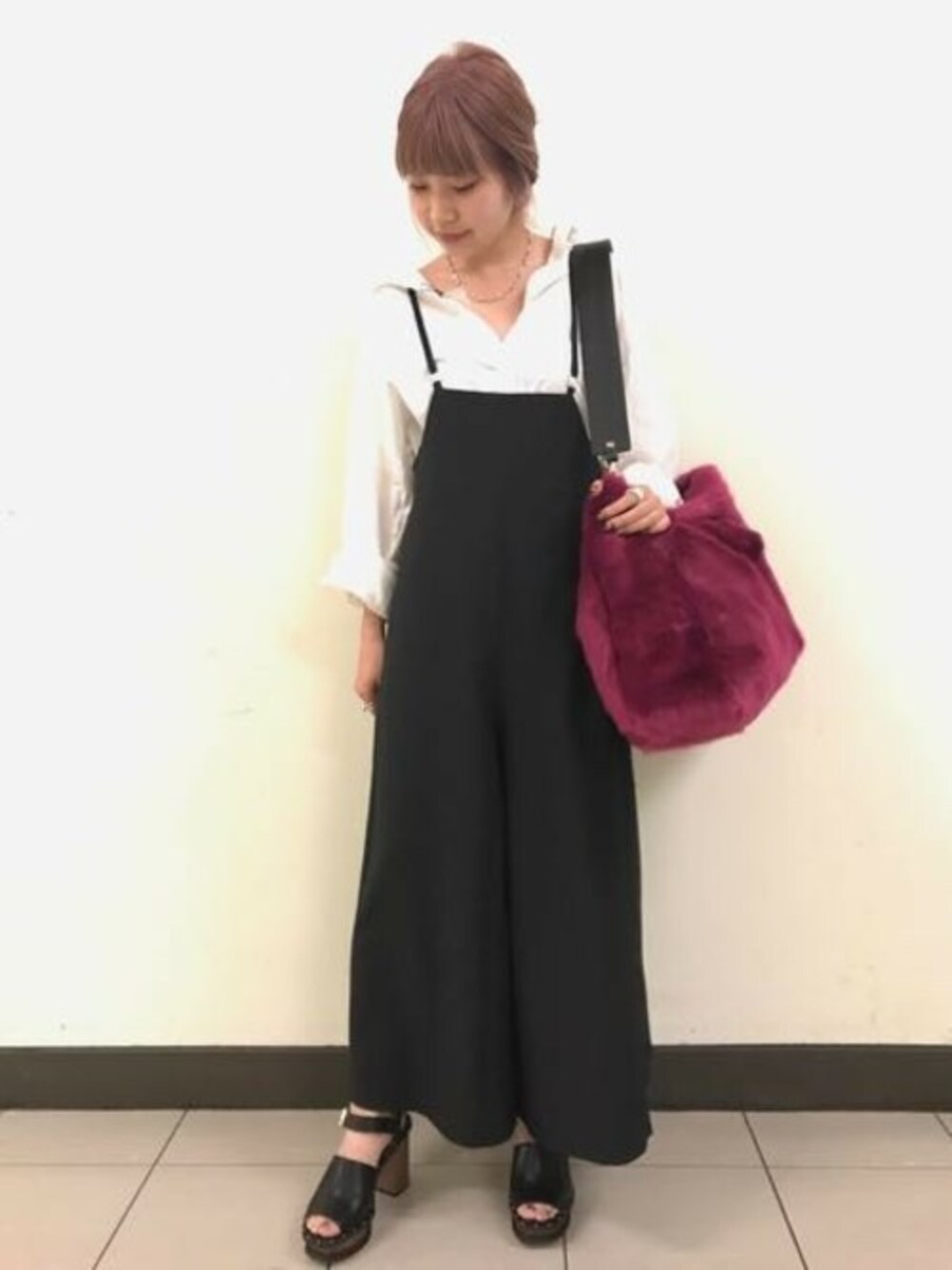 「ピンク、サロペット、JEANASiS、モノトーン、ジーナシス、ワイドパンツ、ファーバッグ、シャツスタイル」｜「JEANASISのハイウエストロープワイドパンツ/767025（サロペット/オーバーオール、ブラック系）」を使った、jeanasisさん（レディース・152cm）の夏コーディネートの1枚目の写真