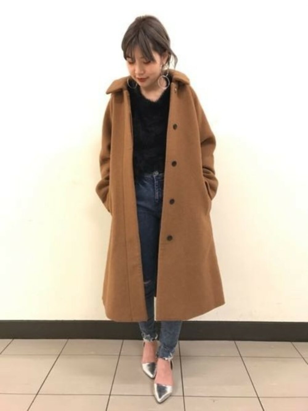 「ステンカラーコート、JEANASiS、ジーナシス、キャメルアウター、フードコート、スキニーデニム、ダメージデニムパンツ」｜「JEANASISの2WAYステンカラーフードコート/760143（ステンカラーコート、イエロー系）」を使った、jeanasisさん（レディース・152cm）の秋コーディネートの1枚目の写真