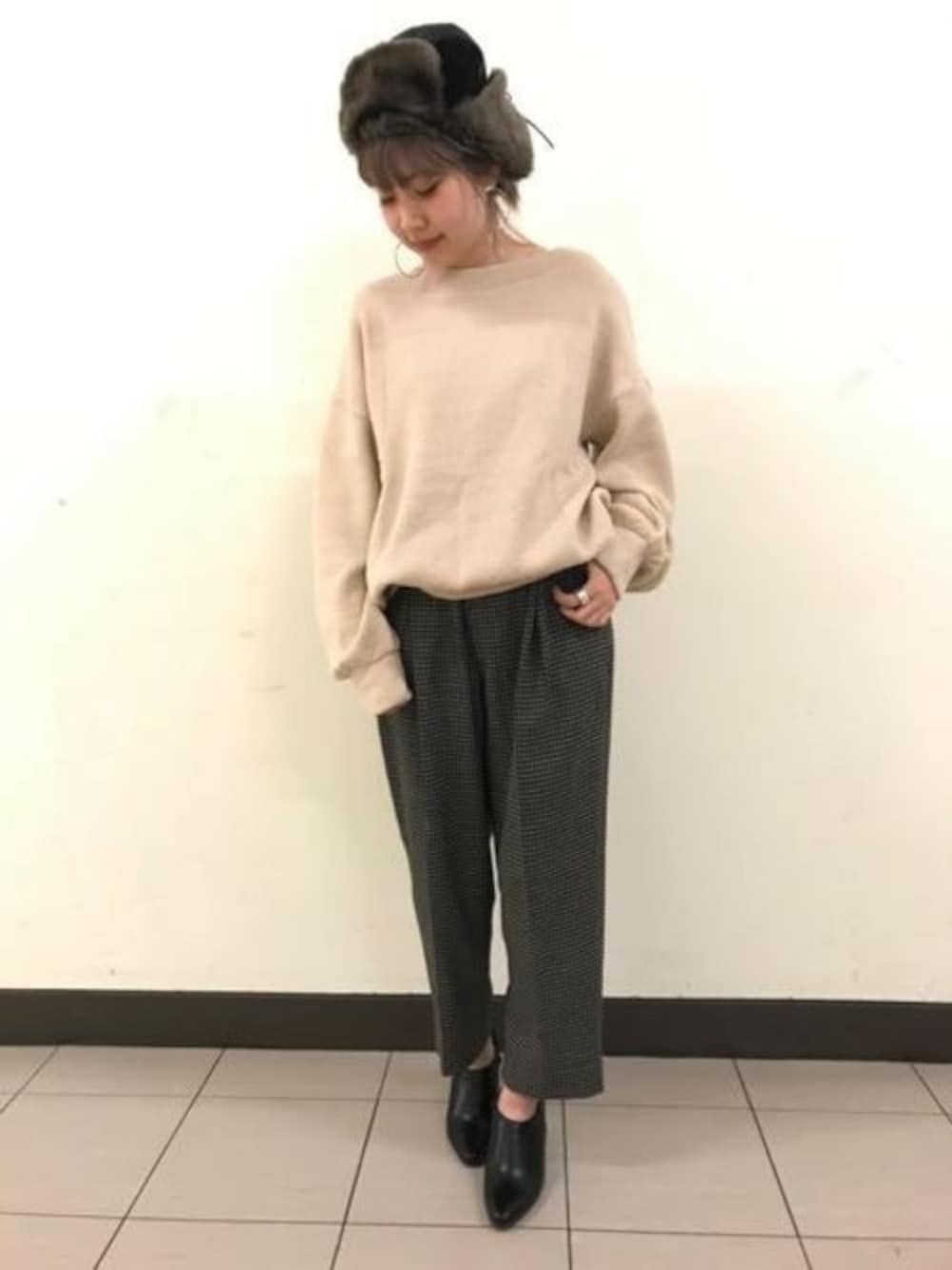 「テーパードパンツ、カジュアル、JEANASiS、ジーナシス、チェックパンツ、ブラウン」｜「JEANASISのサカリバパフプルオーバー/772843（Tシャツ/カットソー、ホワイト系）」を使った、jeanasisさん（レディース・152cm）の秋コーディネートの1枚目の写真