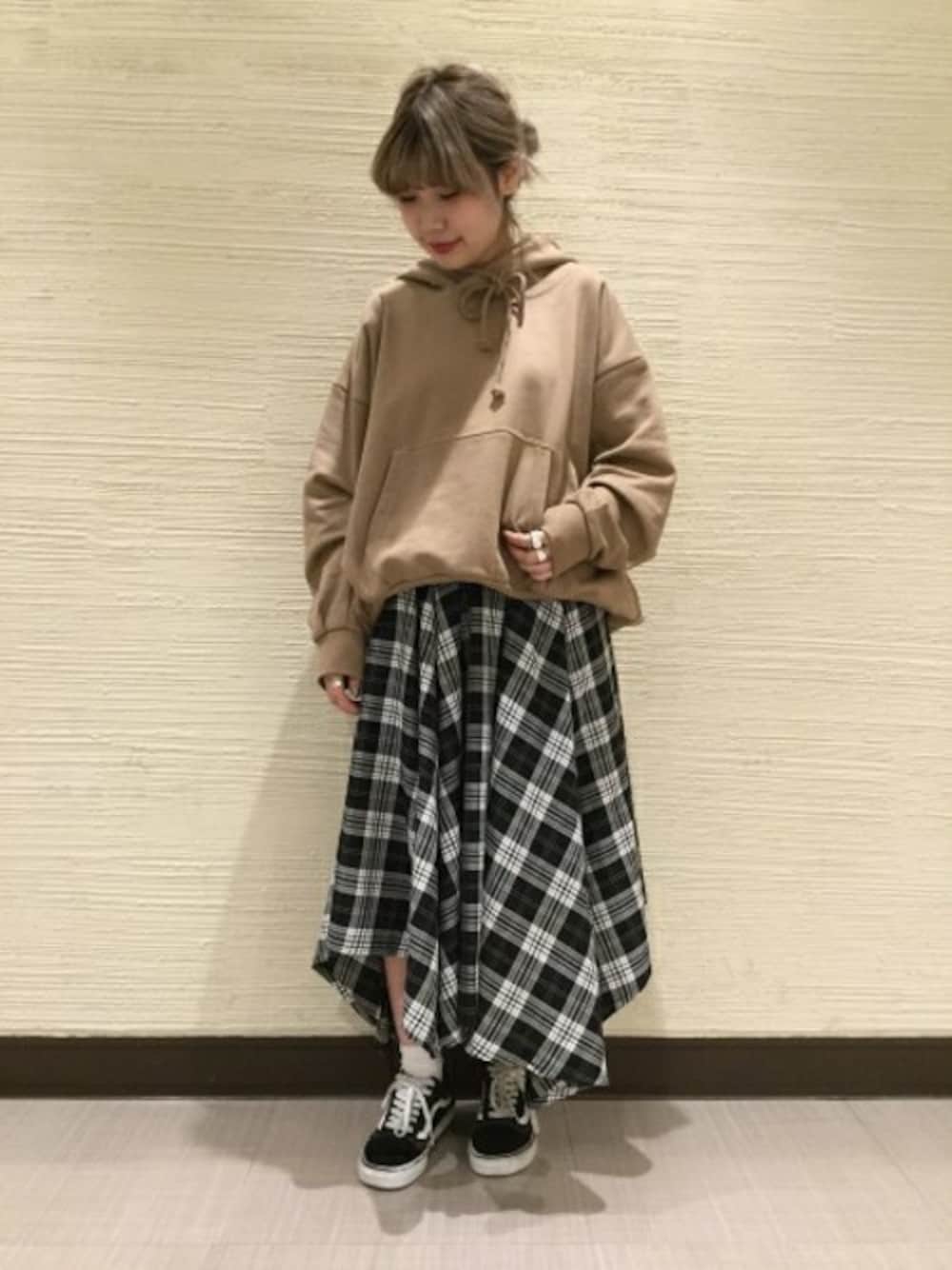 「フレアスカート、カジュアル、ベージュ、JEANASiS、ジーナシス、オーバーサイズ、チェックスカート、ゆるコーデ、フーディー」｜「JEANASISのウラキモウコクーンフーディ/775260（スウェット、ベージュ系）」を使った、jeanasisさん（レディース・152cm）の冬コーディネートの1枚目の写真
