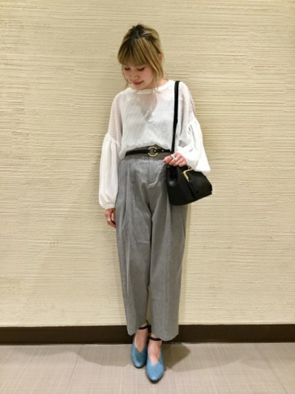 「テーパードパンツ、チノパン、ドット、JEANASiS、ジーナシス、透け感、春コーデ、カラーパンプス」｜「JEANASISのドットドビーブラウス/783516（シャツ/ブラウス、ホワイト系）」を使った、jeanasisさん（レディース・152cm）の春コーディネートの1枚目の写真