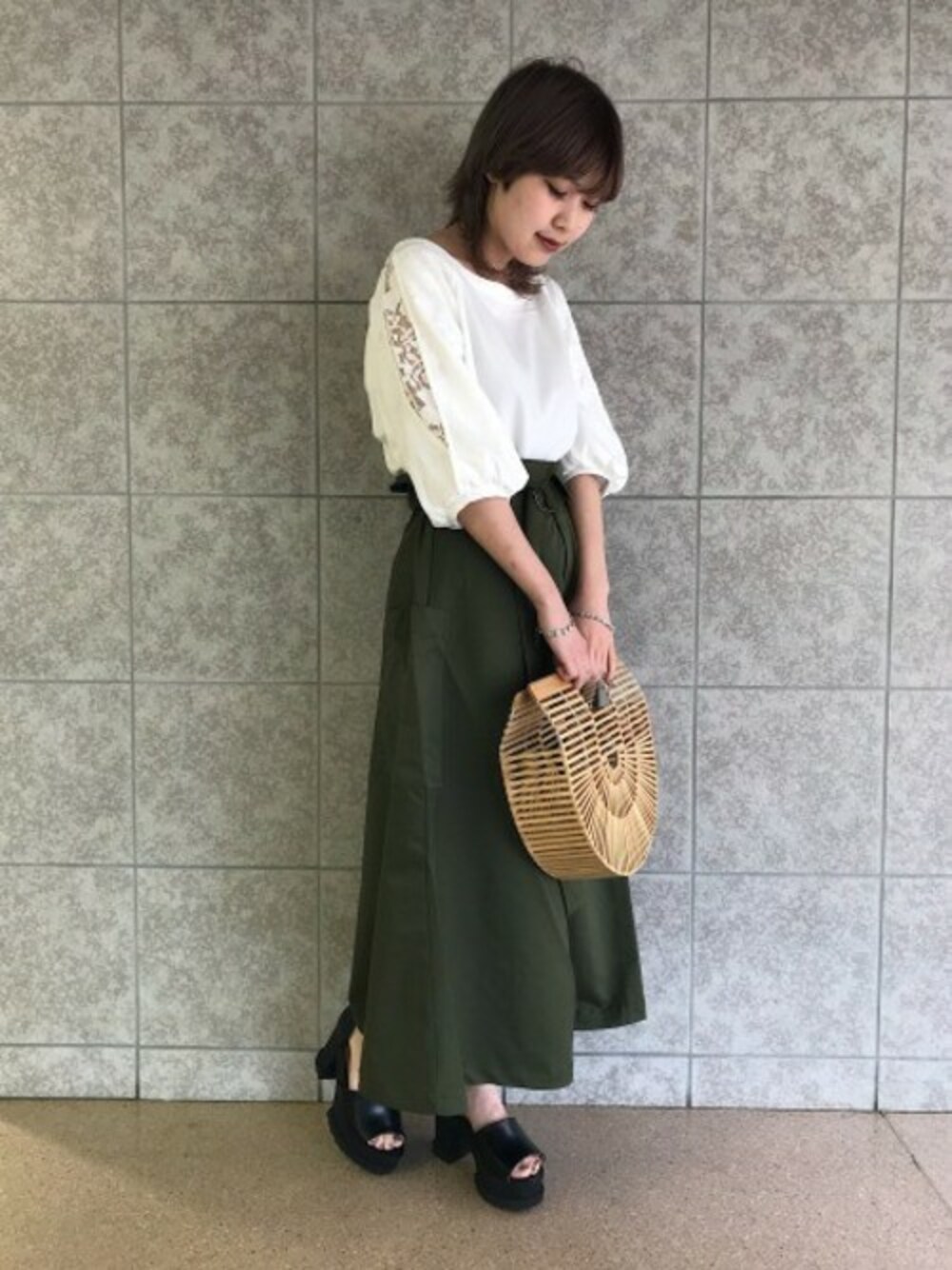「ブラウス、フレアスカート、ホワイト、JEANASiS、レース、ジーナシス、カーキ、ロングスカート、サンダル、オープンショルダー」｜「JEANASISのオープンショルダーレースブラウス/787786（シャツ/ブラウス、ホワイト系）」を使った、jeanasisさん（レディース・152cm）の夏コーディネートの1枚目の写真