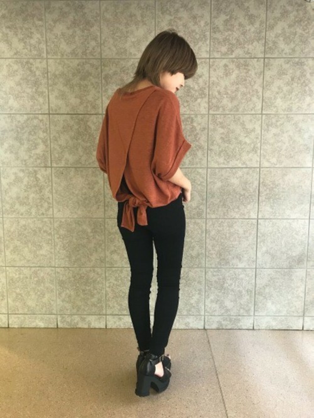 「JEANASiS、ジーナシス、スキニーデニム、ヒールサンダル、厚底サンダル、バックスタイル、ストレートデニム、デザイントップス、晩夏」｜「JEANASISのバックムスビSS/799504（Tシャツ/カットソー、ブラウン系）」を使った、jeanasisさん（レディース・152cm）の夏コーディネートの1枚目の写真