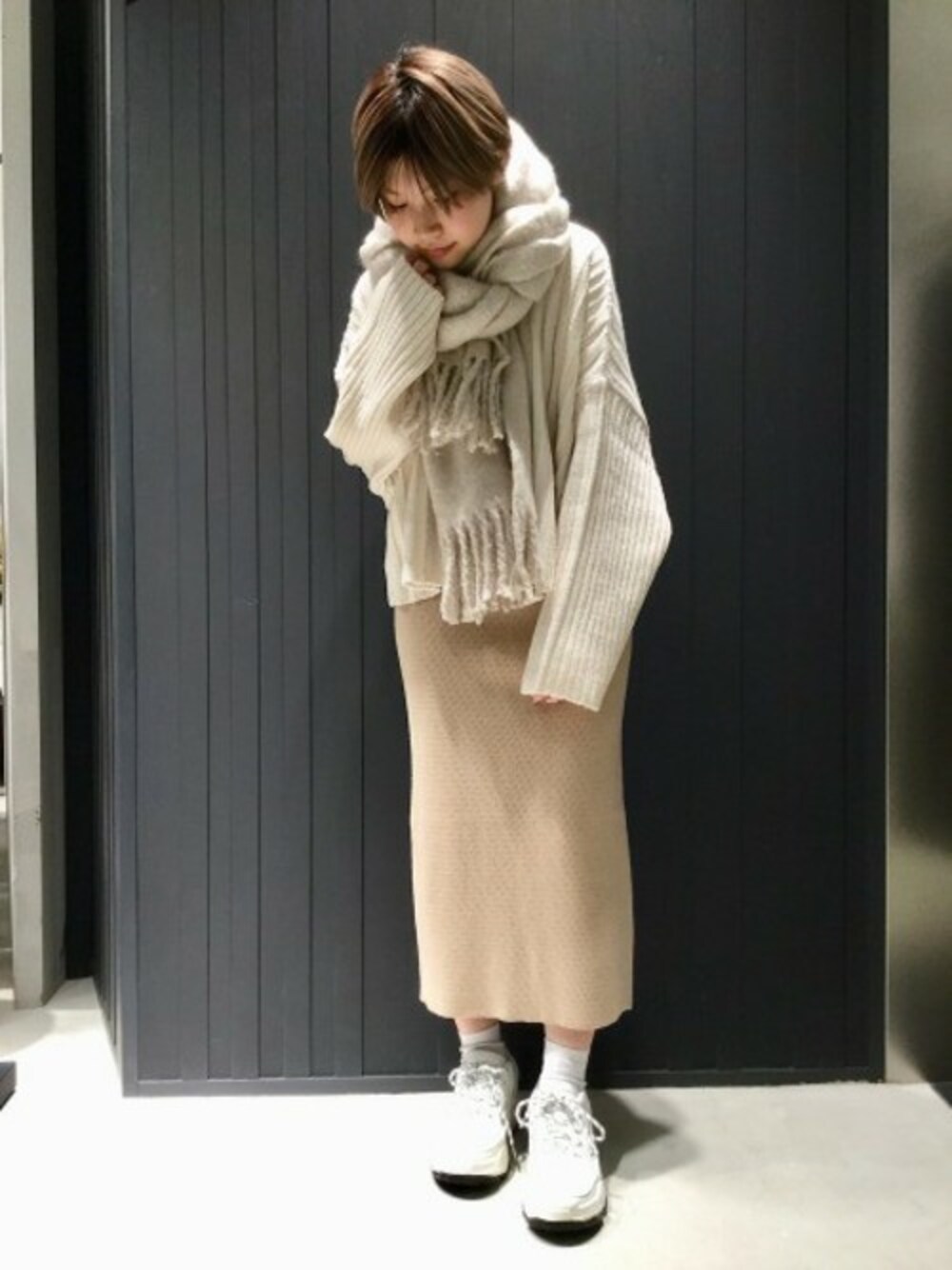 「スニーカー、ニット、カジュアル、ホワイト、ワントーンコーデ、JEANASiS、ジーナシス、スポーツミックス、ベージュコーデ」｜「JEANASISのハクプリントリブショートニット/819184（ニット/セーター、ホワイト系）」を使った、jeanasisさん（レディース・152cm）の冬コーディネートの1枚目の写真