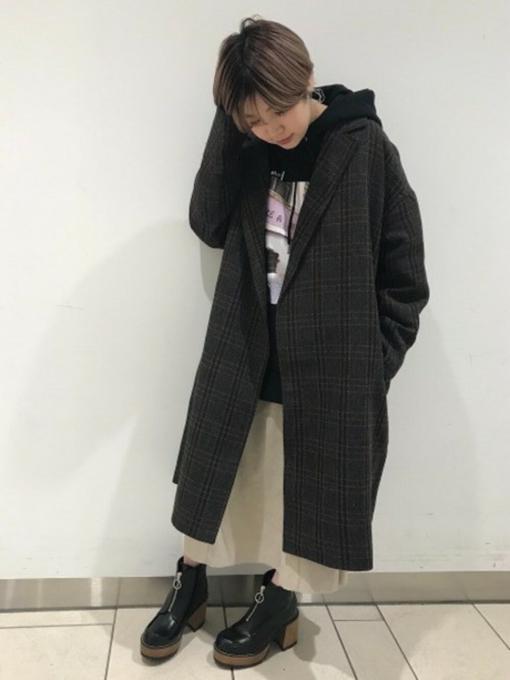 「チェック、スウェット、コート、スカート、カジュアル、パーカー、JEANASiS、ジーナシス、スポーツミックス、フーディー」｜「JEANASISのチェックBIGロングコート/813508（チェスターコート、ブラック系）」を使った、jeanasisさん（レディース・152cm）の冬コーディネートの1枚目の写真