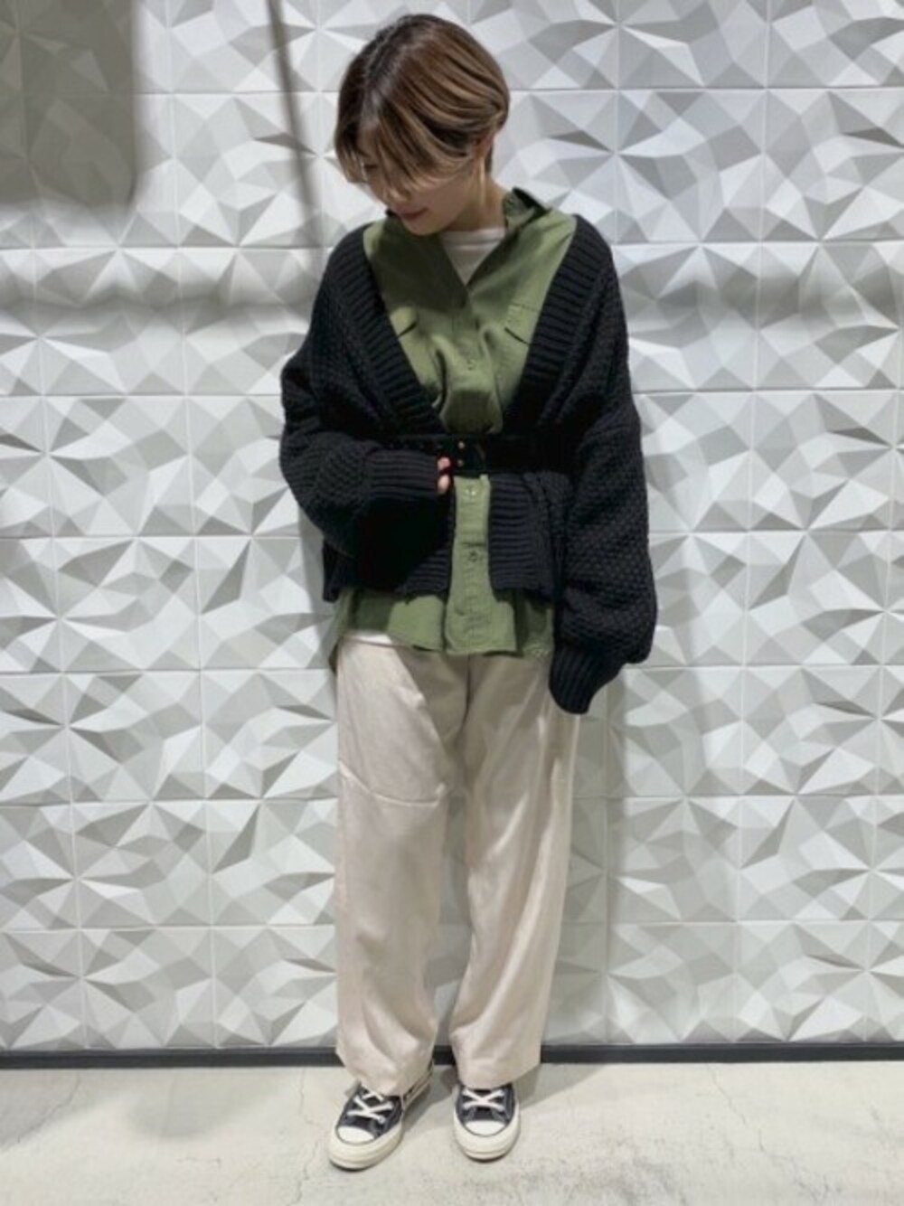 「カーディガン、ミリタリー、カジュアル、JEANASiS、ジーナシス、ベルト、サテンパンツ、パンツスタイル、春コーデ、シャツスタイル」｜「JEANASISのミリタリーシャツLS/825936（シャツ/ブラウス、グリーン系）」を使った、jeanasisさん（レディース・152cm）の冬コーディネートの1枚目の写真