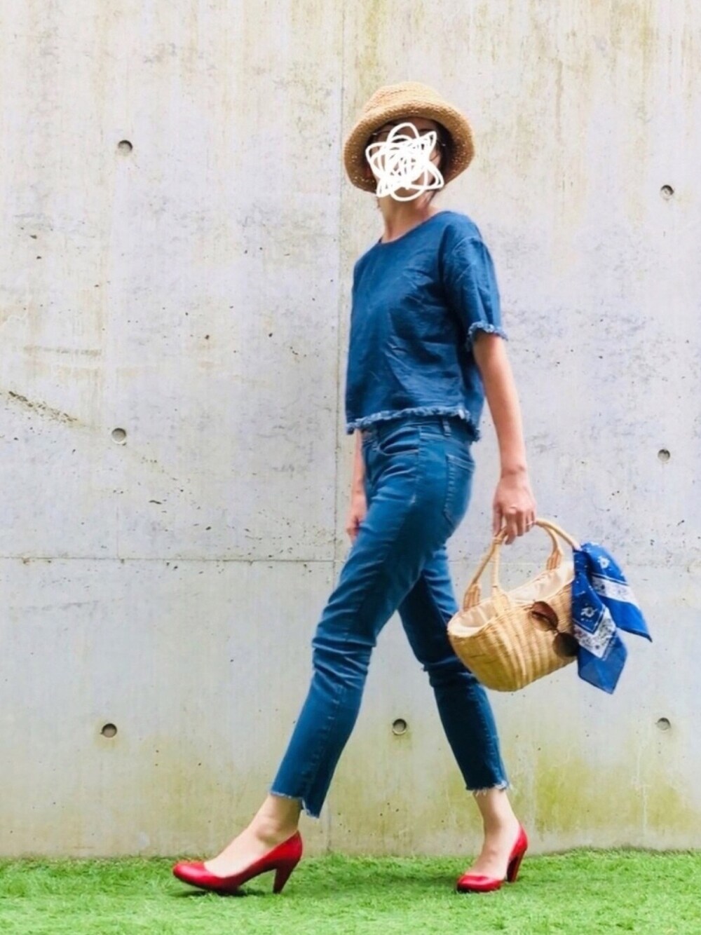 ブルー系のTシャツ/カットソー、レッド系のパンプス、ベージュ系のかごバッグを着用したレディースの夏コーディネートの1枚目の写真