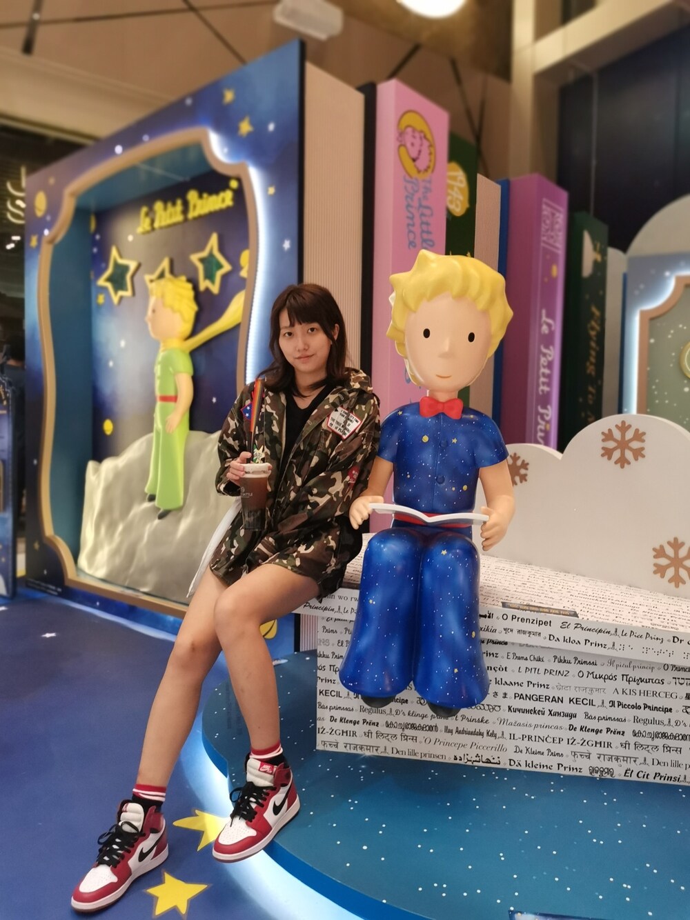 「Hong Kong」｜「MOUSSYのアイテム（ミリタリージャケット、グリーン系）」を使った、Zzoujoeさん（レディース・168cm）の秋コーディネートの1枚目の写真