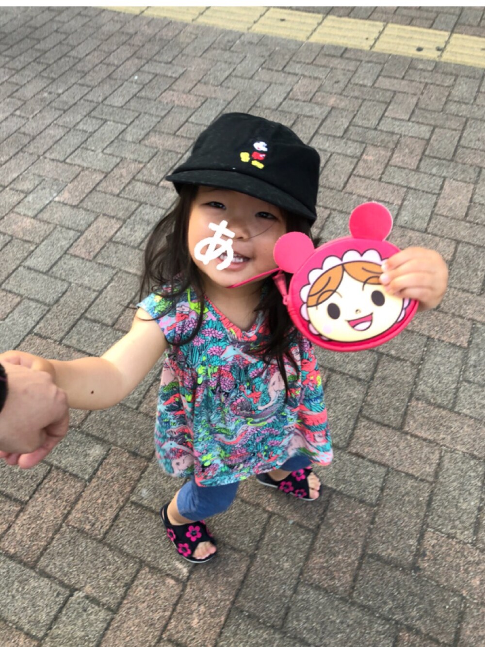 「あかちゃんまん、2歳、むすめ服、お散歩コーデ、ミッキーキャップ、サファリ柄、画伯、キッズコーデ」｜「Disneyのアイテム（キャップ、ブラック系）」を使った、あちゃも＊ちー＊ぺぇさん（キッズ・90cm）の春コーディネートの1枚目の写真
