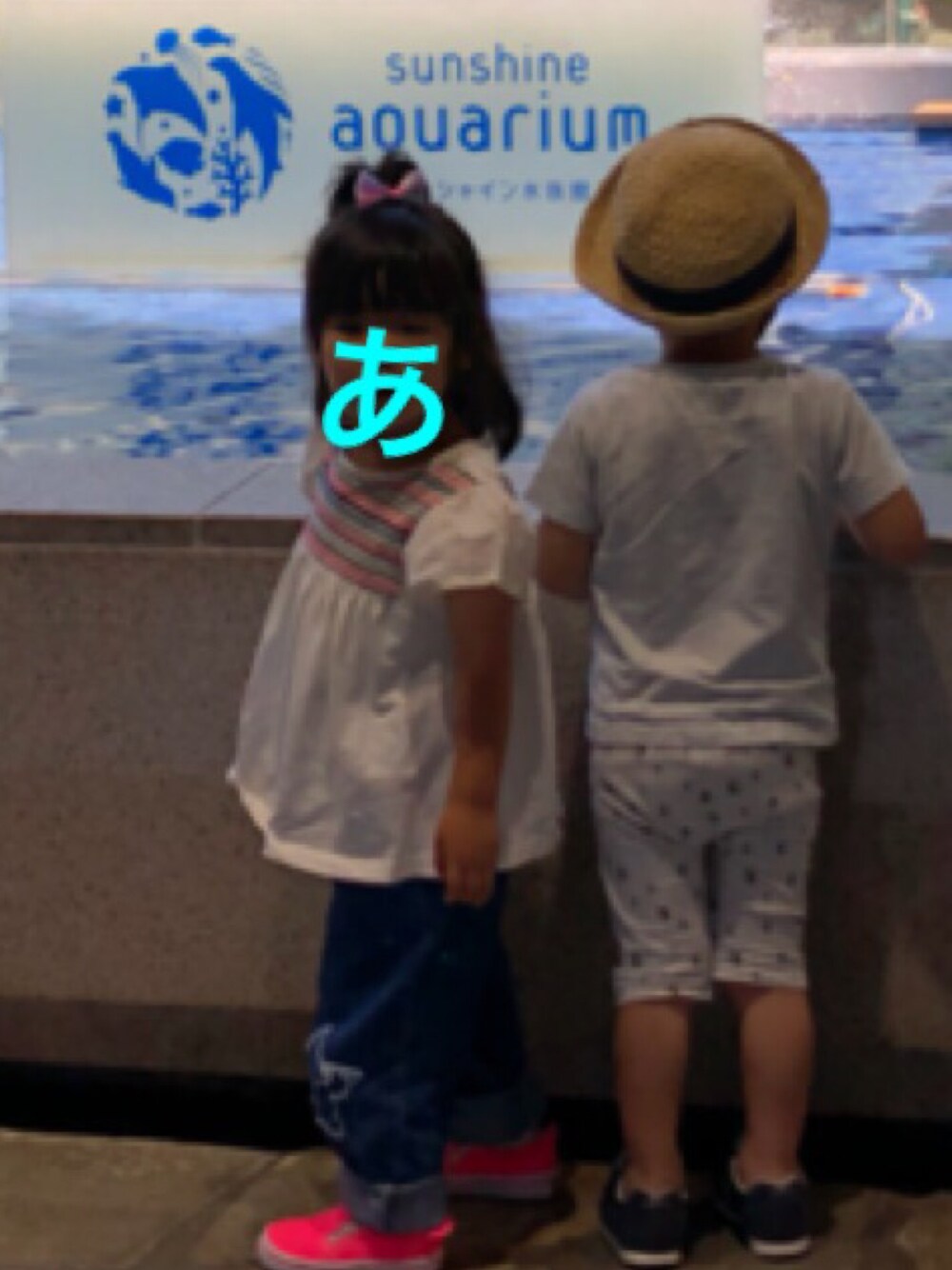 「3歳、kids fashion、水族館、刺繍ブラウス、デニムとブラウス、ネオンピンク」｜「babyGAPのアイテム（シャツ/ブラウス、ホワイト系）」を使った、あちゃも＊ちー＊ぺぇさん（キッズ・92cm）の夏コーディネートの1枚目の写真