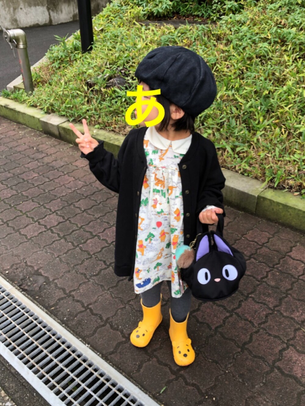 「古着ワンピース、古着キッズ、雨上がり、レインブーツ、ぷーさん、シャツワンピ、3歳、kidsfashion」｜「VINTAGEのアイテム（シャツワンピース、ベージュ系）」を使った、あちゃも＊ちー＊ぺぇさん（キッズ・100cm）の秋コーディネートの1枚目の写真