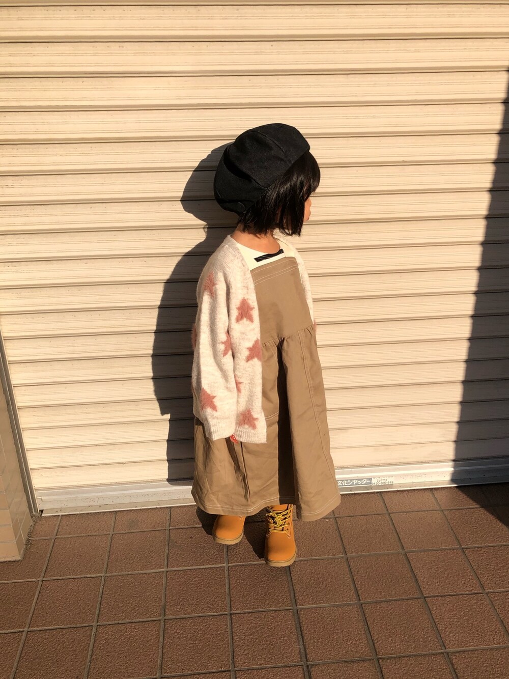 「ベレー帽、ジャンバースカート、ニットカーディガン、ホーキンス、秋のコーデ、3歳、kids」｜「3coinsのアイテム（ハンチング/ベレー帽、ブラック系）」を使った、あちゃも＊ちー＊ぺぇさん（キッズ・100cm）の秋コーディネートの1枚目の写真