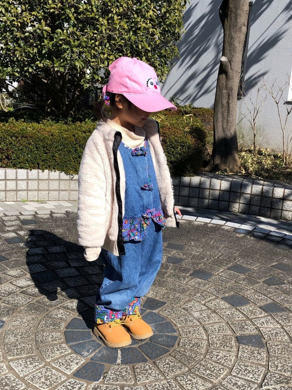 「古着キッズ、古着、セサミストリート、ボアジャケット、4歳、kids、古着MIX」｜「SESAMI STREETのアイテム（キャップ、ピンク系）」を使った、あちゃも＊ちー＊ぺぇさん（キッズ・100cm）の冬コーディネートの1枚目の写真