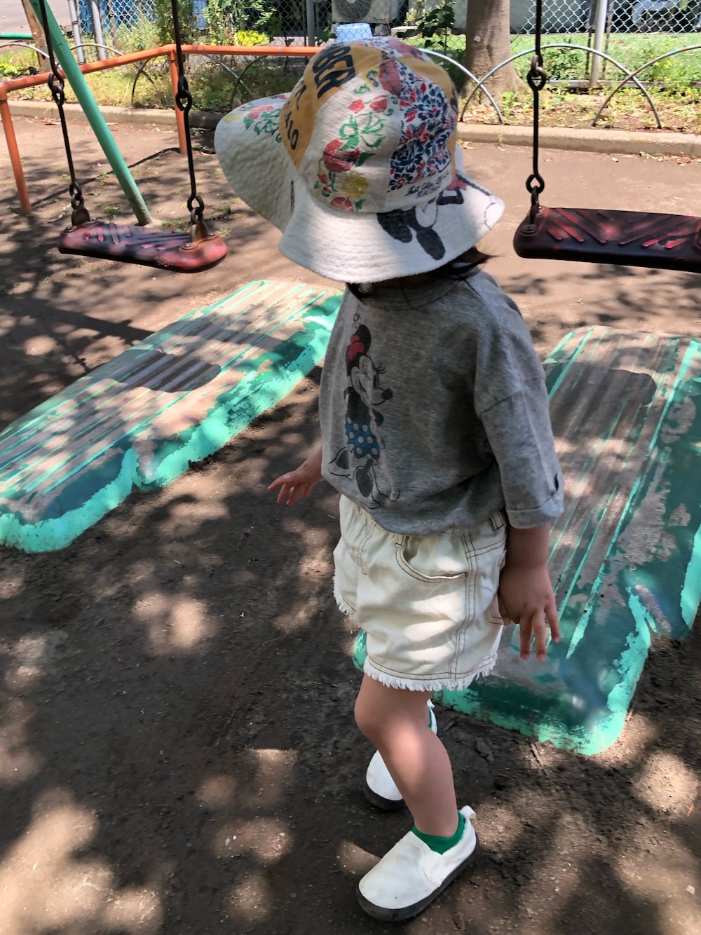 「DENIM DUNGAREE、ショートパンツ、スリッポン、ミッキー、ミニーちゃんTシャツ、アメカジ、kids、キッズファッション」｜「DENIM DUNGAREEのアイテム（ハット、ベージュ系）」を使った、あちゃも＊ちー＊ぺぇさん（キッズ・100cm）の春コーディネートの1枚目の写真