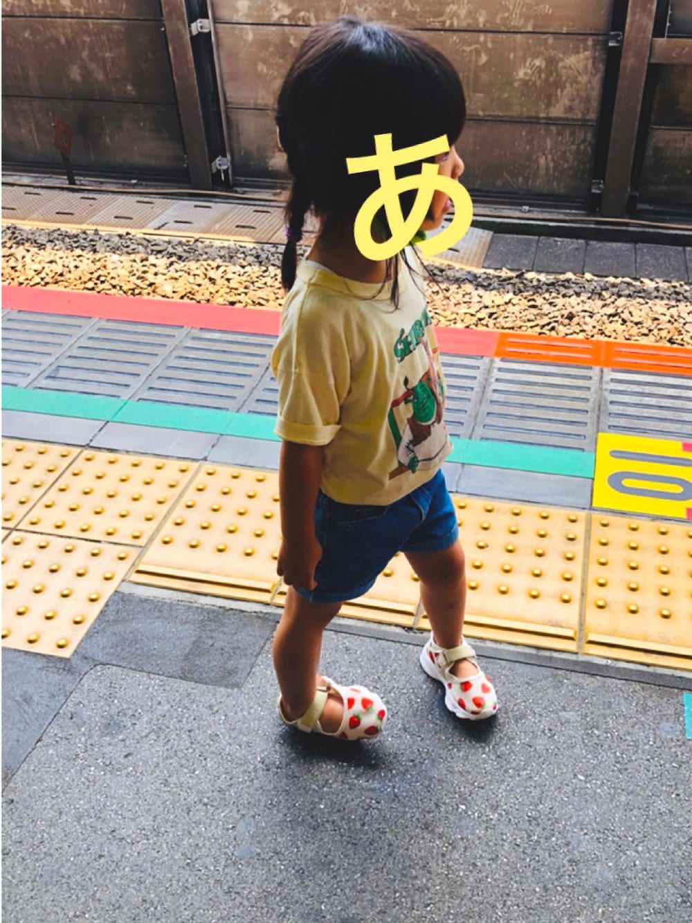 「夏コーデ、古着、古着MIX、韓国子供服、シュレック、イチゴ柄、古着女子、習い事」｜「American Vintageのアイテム（Tシャツ/カットソー、イエロー系）」を使った、あちゃも＊ちー＊ぺぇさん（キッズ・110cm）の夏コーディネートの1枚目の写真