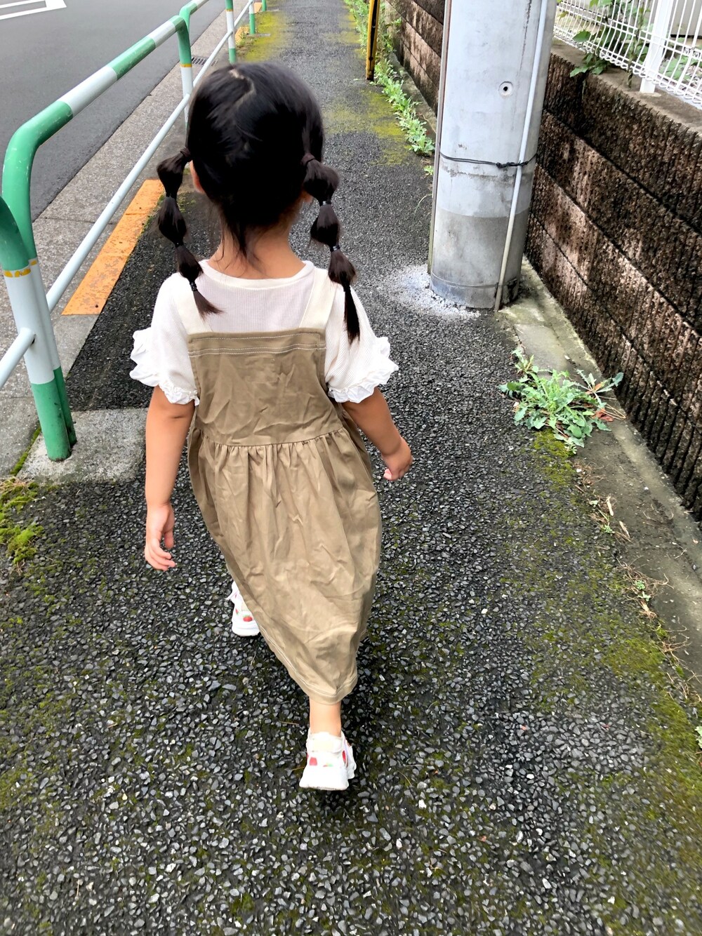 「たまねぎヘアー、ワッフルカットソー、ジャンバースカート、キッズコーデ、いちご、kids」｜「apres les coursのワッフルTシャツ（Tシャツ/カットソー、ホワイト系）」を使った、あちゃも＊ちー＊ぺぇさん（キッズ・110cm）の秋コーディネートの1枚目の写真