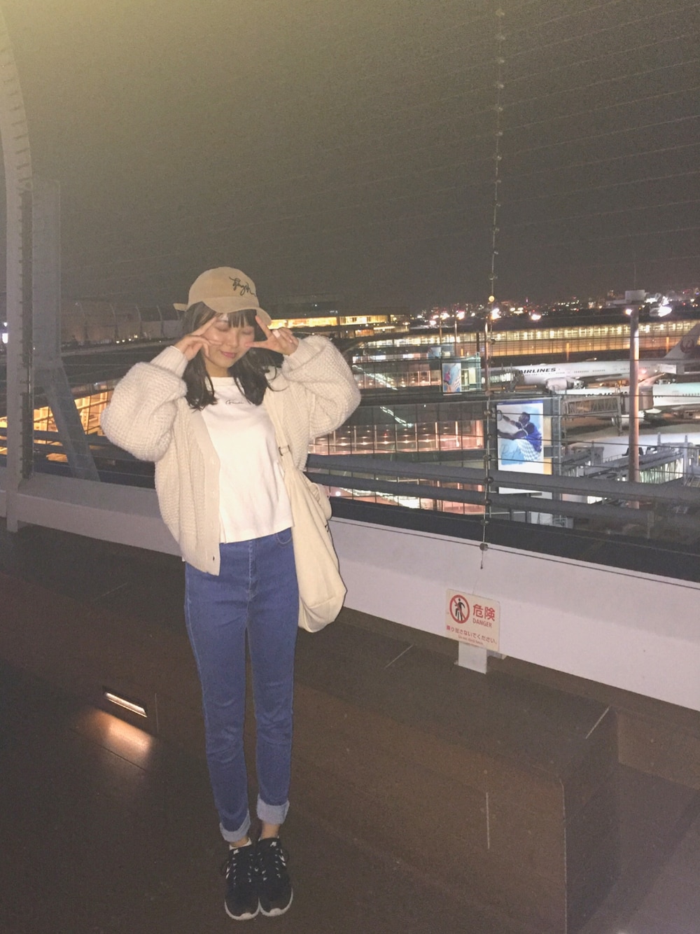 ベージュ系のトートバッグ、ホワイト系のTシャツ/カットソー、ベージュ系のニット/セーターを着用したレディースの秋コーディネートの1枚目の写真