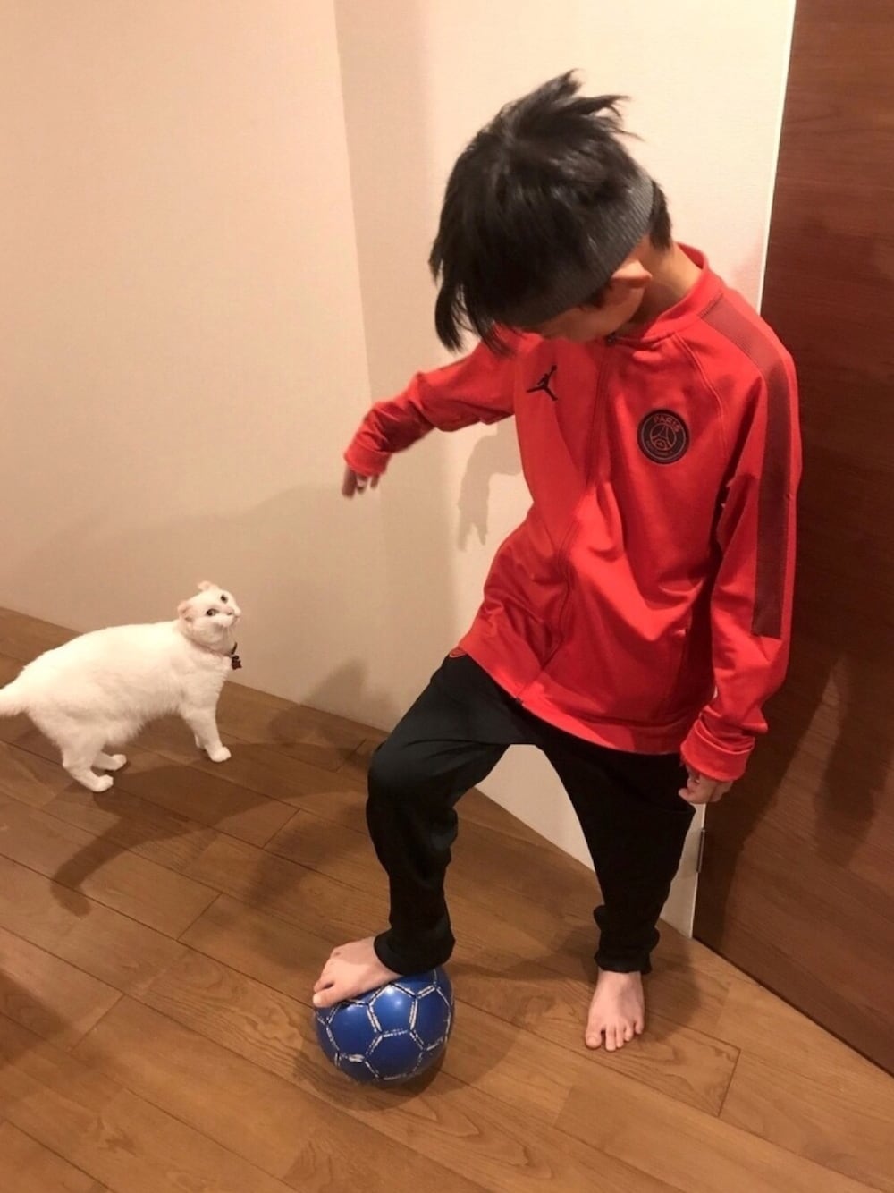「サッカー、Jordan、小学生、PSG、psg×Jordan」｜「Jordanのアイテム（ジャージ、レッド系）」を使った、hoshiさん（キッズ・137cm）の秋コーディネートの1枚目の写真