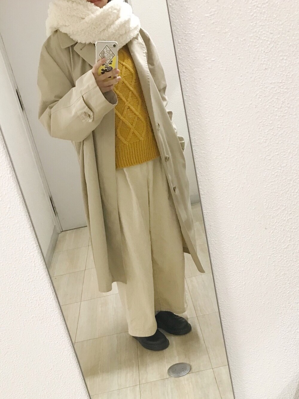 「ニット、マスタード、コーデュロイ、トレンチコート、古着、マーチン」｜「Bleu Bleuetのアイテム（ストール/ショール、ホワイト系）」を使った、Shakeさん（レディース・156cm）の冬コーディネートの1枚目の写真