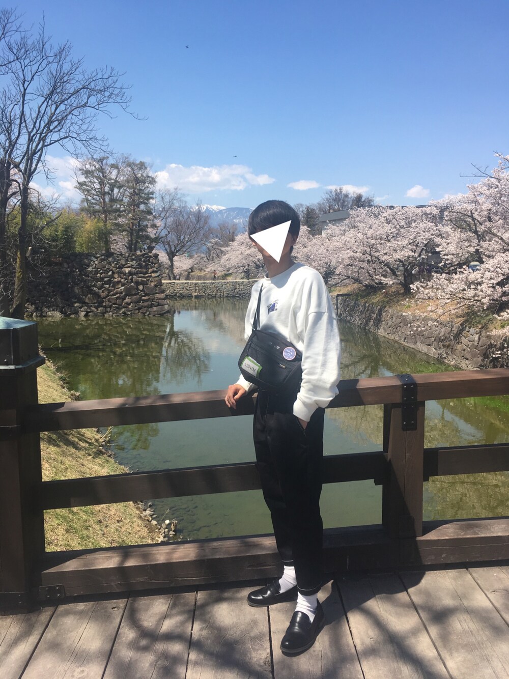 「シンプル、モノトーン、春、おしゃれさんと繋がりたい、フォローミー」｜「HAREのSOMETHINGフォトスウェット(HARE)（スウェット、ホワイト系）」を使った、TAKKUNさん（メンズ・172cm）の春コーディネートの1枚目の写真