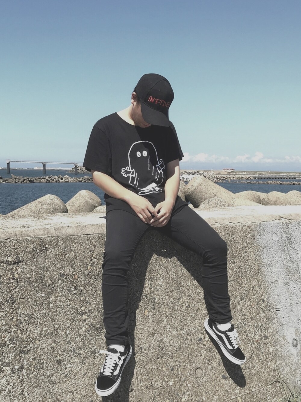 「シンプルスタイル、Tシャツ、ブラック、スニーカー、キャップ、ストリート、ユニクロ、ROTHCO、oldskool」｜「ROTHCOのアイテム（キャップ、ブラック系）」を使った、keiさん（メンズ・167cm）の夏コーディネートの1枚目の写真