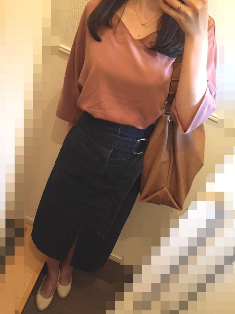 ブルー系のデニムスカート、ホワイト系のパンプス、ブラウン系のトートバッグを着用したレディースの春コーディネートの1枚目の写真